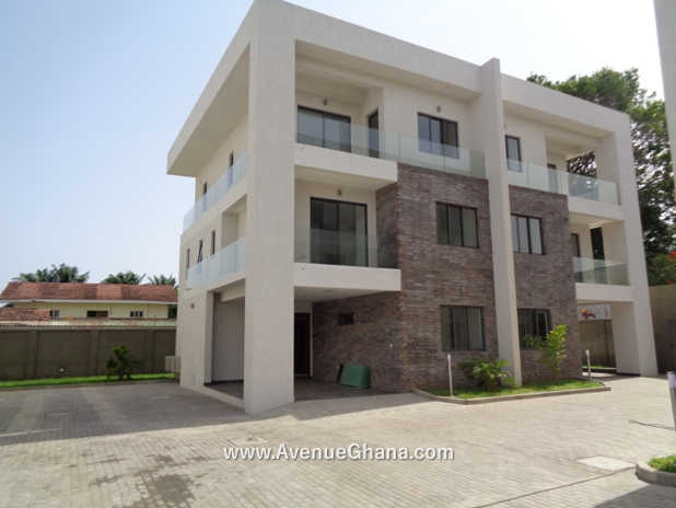 Executive 5 bedroom townhouse with swimming pool for rent in Airport Residential Area, Accra