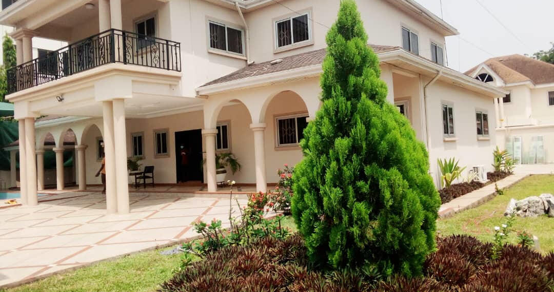 For rent in Accra 4 bedroom house with swimming pool and 2 BQ at North Ridge near GIJ 2
