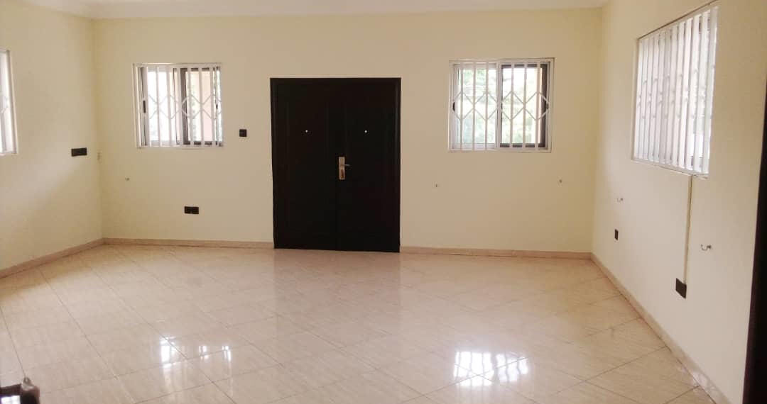 For rent in Accra 4 bedroom house with swimming pool and 2 BQ at North Ridge near GIJ 9