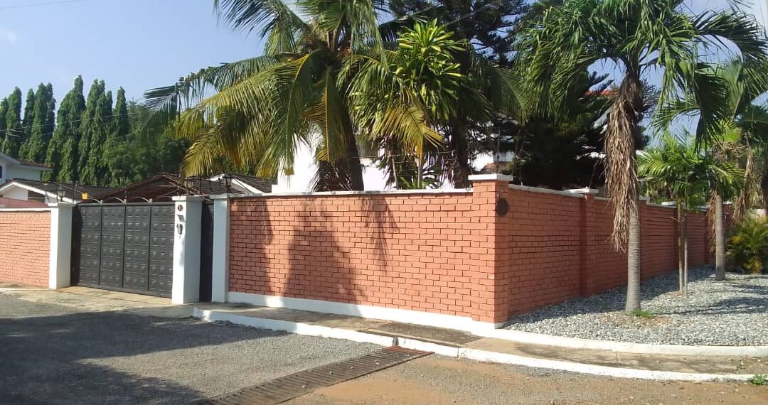 4 bedroom house with 2 room outhouse for rent in North Ridge near Alisa Hotel, Accra